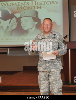 Oberst Michael T. Harvey, US-Armee Garnison Fort Buchanan Commander, liefert Schlusswort während der 1.MSC und Installation Management Command Women's History Month Feier am 1. MSC-Hauptquartier, Ramon Hall, auf Fort Buchanan, Puerto Rico, 17. März 2005 (Foto von Rosario Irizarry) Stockfoto