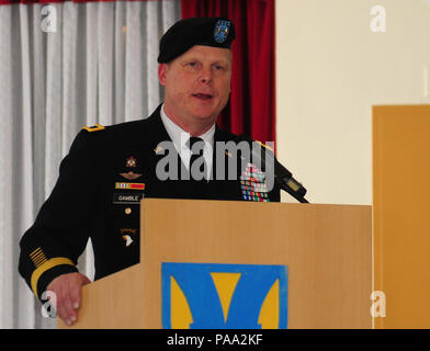 Generalmajor Duane A. Gamble, Kommandierender General, 21 Theater Sustainment Command liefert Erläuterungen Momente nach den Vorsitz über eine 21 Theater Sustainment Command senior Soldaten leader Wechsel der Verantwortung Zeremonie zum 18. März an der Armstrong Club an der Vogelweh militärische Komplex. Ausgehende Befehl Sgt. Maj. Rodney Rhoades seine Verantwortlichkeiten zu Command Sgt. Maj. Stanley Richards Nach 28 ereignisreichen Monaten, als der TSC eingetragenen Mann während der Zeremonie. Die Ausgehende command Sergeant Major übernimmt Aufgaben als Senior Advisor Assistant eingetragen Stabschef für Installa Stockfoto