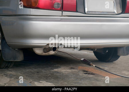 Blick auf die Überprüfung von Fahrzeugen bei Reparatur Service Station. Stockfoto