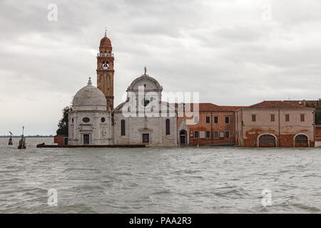 Blick von der Lagune von Venedig auf die Kirche von San Michele in Isola auf dem Friedhof Insel San Michele, Venedig, Italien Stockfoto