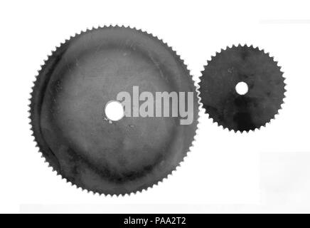 Alt und dreckig und Metal Gear cog auf weißem Hintergrund. Schwarze und weiße Ton. Stockfoto