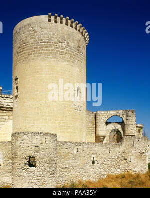 Spanien. Kastilien und Leon. Provinz Segovia. Cuellar. Castle-Palace der Herzöge von Alburquerque. Sein Bau begann im 11. Jahrhundert und im 17. Jahrhundert von verschiedenen Meistern abgeschlossen. Aus: Juan Guas (1430-1496), Rodrigo de Hontanon (1500-1577), Juan Gil de Hontanon (1480-1531). Blick auf eine der runden Türme. Stockfoto