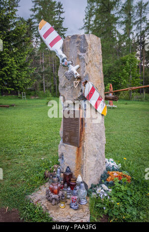 Denkmal für die Besatzung von Rettungs Hubschraubers im Jahr 2015 zur symbolischen Friedhof in Klastorisko, für Menschen mit Slowakischen Paradies Park zugehörigen dedizierten Stockfoto