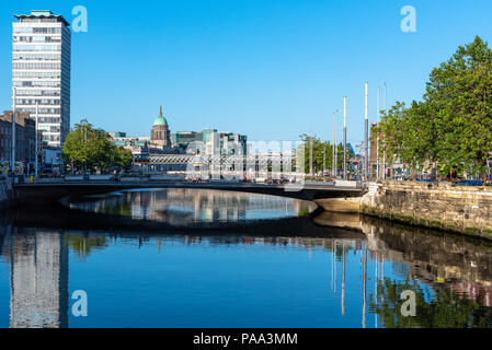 Sonne und Schatten an den Ufern des Flusses Liffey. Stockfoto
