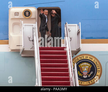 Präsident Barack Obama und First Lady Michelle Obama besteigen die Air Force One, ein Flugzeug der VC-25A, das vom 89. Airlift-Flügel betrieben wird, auf der Joint Base Andrews für einen historischen Besuch in Kuba. Die Flieger grüßen, während sich das Flugzeug auf den Abflug vorbereitet. Der VC-25A bietet sichere Kommunikation, Verteidigungssysteme und Langstreckenflugfähigkeiten und gewährleistet so einen sicheren Transport für den Präsidenten und die erste Familie. Die Veranstaltung zeigt die Operationen der präsidialen Luftbrücke, zeremonielle Protokolle und die Koordinierung zwischen dem Personal der Luftwaffe und dem Exekutivbüro. Stockfoto