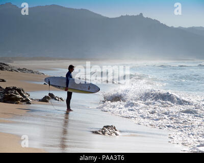 Ein Surfer am Strand an der Küste von Galicien, nördlichen Spanien Stockfoto