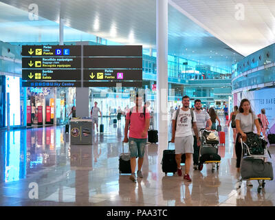 Barcelona, Spanien - 28. Juni 2018. Passagiere im Transit in einem Terminal des internationalen Flughafen Barcelona mit einem Duty-free-Läden im Hintergrund. Barcelo Stockfoto