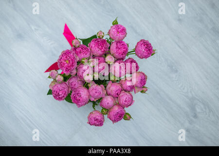 Garten Blumen über graues Holztisch Hintergrund. Hintergrund mit Kopie Raum Stockfoto