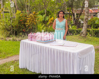 Ambon, Indonesien - 10. Februar 2018: Jäten party in das luxuriöse Resort der tropischen Insel, Ambon, Maluki, Indonesien. Hochzeit Einrichten Stockfoto