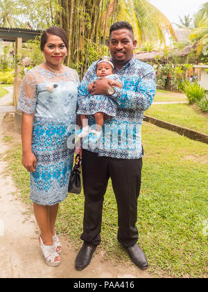 Ambon, Indonesien - 10. Februar 2018: Porträt der indonesischen Familie bereit für das Jäten party in das luxuriöse Resort der tropischen Insel, Ambon, Maluki Stockfoto