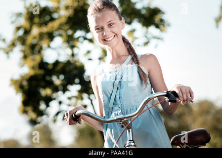 Portrait von hübschen Mädchen, dass bei Camera suchen Stockfoto