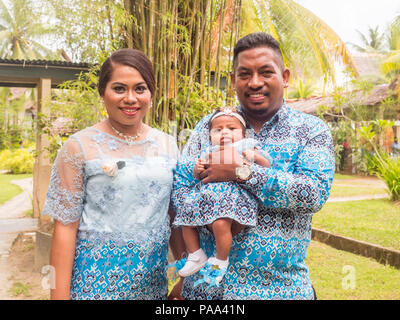 Ambon, Indonesien - 10. Februar 2018: Porträt der indonesischen Familie bereit für das Jäten party in das luxuriöse Resort der tropischen Insel, Ambon, Maluki Stockfoto