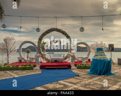 Ambon, Indonesien - 10. Februar 2018: Jäten party in das luxuriöse Resort der tropischen Insel, Ambon, Maluki, Indonesien. Hochzeit Einrichten Stockfoto