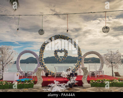 Ambon, Indonesien - 10. Februar 2018: Jäten party in das luxuriöse Resort der tropischen Insel, Ambon, Maluki, Indonesien. Hochzeit Einrichten Stockfoto