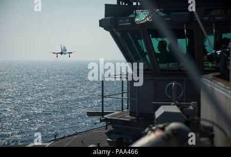 Ein Northrop T‑45 Goshawk-Trainingsflugzeug der US Navy landet auf dem Flugdeck des Flugzeugträgers USS George Washington (CVN 73) im Atlantik. Der T‑45 ist ein Trägerflugzeug mit einem Rolls‑Royce Turbomeca F405‑RR‑401 Turbomeca Turbomeca Turbomeca Turbomeca Turbomeca Turbomeca Turbomeca Stockfoto