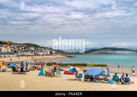 UK Wetter - wie das gute Wetter weiter in den Südwesten von England, Urlauber genießen Sie einen warmen Tag am Strand von Lyme Regis in Dorset. Stockfoto