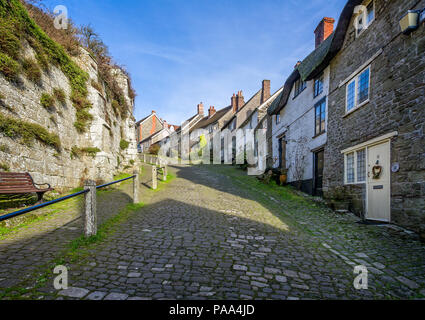 Berühmten Gold Hill in Shaftesbury, Dorset, Großbritannien am 3. Januar 2017 getroffen Stockfoto