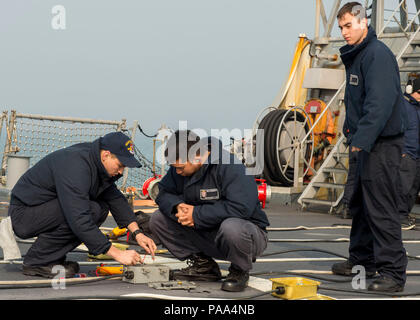 160322-N-GW 139-190 Gewässer, DIE DIE KOREANISCHE HALBINSEL (Mar. 22, 2016) - Matrosen an Bord der Arleigh-Burke-Klasse Lenkwaffen-zerstörer USS Fitzgerald (DDG62) Wartung der elektrischen Schalter der Entwässerung Pumpen auf dem Flugdeck durchführen. Fitzgerald ist auf Patrouille in der Siebten Flotte Bereich für Maßnahmen zur Erhöhung der Sicherheit und Stabilität in der Indo-Asia - Pazifik. (U.S. Marine Foto von Mass Communication Specialist 3. Klasse Eric Truhe/Freigegeben) Stockfoto