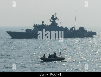 160322-N-GW 139-328 Gewässer, DIE DIE KOREANISCHE HALBINSEL (Mar. 22, 2016) - einen manipulierten geschält Schlauchboot (Rhib) Arleigh-Burke-Klasse Lenkwaffen-zerstörer USS Fitzgerald (DDG62) Parow neben einem Schiff aus der Republik Korea. Fitzgerald ist auf Patrouille in der Siebten Flotte Bereich für Maßnahmen zur Erhöhung der Sicherheit und Stabilität in der Indo-Asia - Pazifik. (U.S. Marine Foto von Mass Communication Specialist 3. Klasse Eric Truhe/Freigegeben) Stockfoto