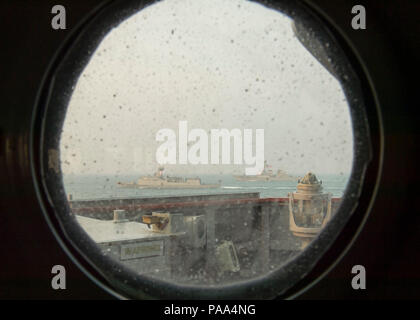 160322-N-GW 139-349 Gewässer, DIE DIE KOREANISCHE HALBINSEL (Mar. 22, 2016) - Republik Korea und U.S. Naval Schiffe Dampf Nebeneinander während ein Foto übung oder Photoex. Fitzgerald ist auf Patrouille in der Siebten Flotte Bereich für Maßnahmen zur Erhöhung der Sicherheit und Stabilität in der Indo-Asia - Pazifik. (U.S. Marine Foto von Mass Communication Specialist 3. Klasse Eric Truhe/Freigegeben) Stockfoto