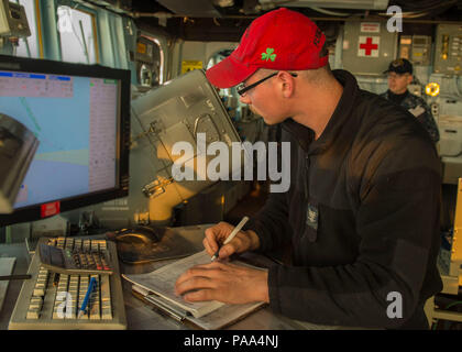 160322-N-GW 139-361 Gewässer, DIE DIE KOREANISCHE HALBINSEL (Mar. 22, 2016) - quartermaster 3. Klasse Christian Bobbish nimmt die Koordinaten an Bord der Arleigh-Burke-Klasse Lenkwaffen-zerstörer USS Fitzgerald (DDG62). Fitzgerald ist auf Patrouille in der Siebten Flotte Bereich für Maßnahmen zur Erhöhung der Sicherheit und Stabilität in der Indo-Asia - Pazifik. (U.S. Marine Foto von Mass Communication Specialist 3. Klasse Eric Truhe/Freigegeben) Stockfoto