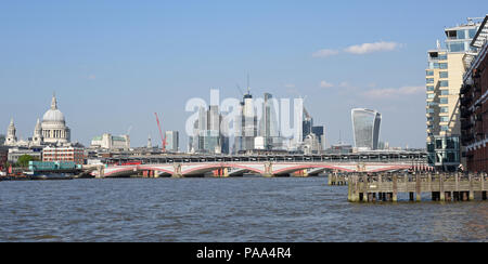 Blick Richtung Geschäftsviertel der Stadt entlang der Themse in London auf einer sonnigen April Abend Stockfoto