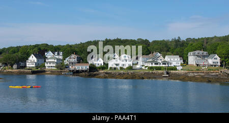 Ein Blick auf die Häuser entlang der innere Hafen in Boothbay Harbor, Maine, USA Stockfoto