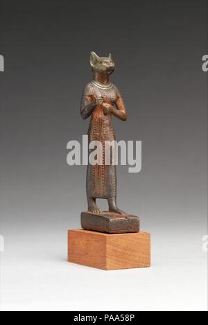 Bastet. Abmessungen: H 10,5 cm (4 1/8 in.); W. 3.2 cm (1 1/4 in.); D. 3,9 cm (1 9/16 in.) H. (mit Tang): 11,7 cm (4 5/8 in.). Datum: 664-30 v. Chr.. Bastet, hier gezeigt wie eine Katze Göttin, war ein mächtiger Schutz Figur, die auch für ihre Fruchtbarkeit bekannt war. Sie konnte mit einem löwenkopf als gut vertreten werden, sondern als eine Katze Göttin ihren friedlichen Merkmale hervorgehoben wurden. Ihre persönlichen Verzierungen und Kleider sind näher auf Statuetten, oft mehr als andere Göttinnen, und sie führt in der Regel zahlreiche Attribute. Diese Zahl wahrscheinlich einmal mindestens zwei separat beigefügten Attributen statt. Stockfoto