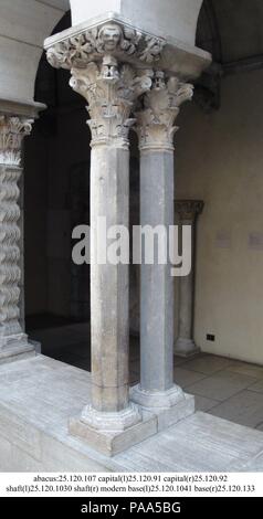 Hauptstadt. Kultur: Französisch. Abmessungen: Insgesamt: 12 1/4 x 9 5/8 x 9 5/8 in. (31,1 x 24,4 x 24,4 cm). Datum: Ende des 12. Jahrhunderts. Museum: Metropolitan Museum of Art, New York, USA. Stockfoto