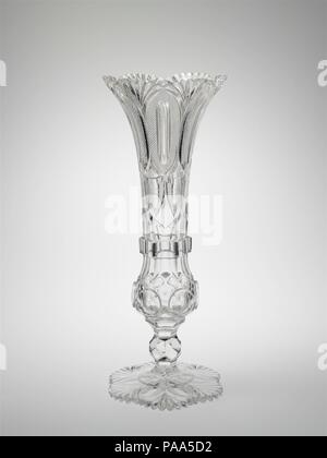 Präsentation Vase. Kultur: American. Abmessungen: H.16 cm. (42,9 cm); Durchm. 6 1/8 in. (15,6 cm). Schöpfer: Long Island Flint Glass Werke christlicher Dorflinger (1852-63). Datum: 1859. Dieses elegante Vase ist einer der frühesten bekannten Dorflinger Präsentation Gläser. Vom Jahre 1859, es wurde nur ein Jahr nach Dorflinger seinen dritten, erweiterten Fabrik gebaut. Die dorflinger Wachen, ein bunt uniformierten Gruppe, zeremonielle Funktionen durchgeführt und diente als Freiwillige Polizei für die lokale Gemeinschaft, präsentiert die Vase Dorflinger's Frau. Museum: Metropolitan Museum of Art, New York, USA. Stockfoto