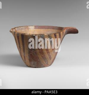 Terrakotta spouted konische Schüssel. Kultur: Minoan. Abmessungen: H. 2 1/2 in. (6.4 cm) Durchmesser 3cm. (9,9 cm). Datum: Ca. 2400-2200 v. Chr.. Schale mit Trog Ausgießer mit Schrägen weißen Linien auf rötlich und Schwarz Masse. Museum: Metropolitan Museum of Art, New York, USA. Stockfoto
