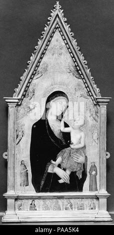 Madonna mit Kind und Heiligen und Engel. Artist: Lippo Memmi (Filippo Di Memmo) (Italienisch, Siena, aktiv von 1317 - gestorben 1356). Maße: Gesamt, mit geformten oberen und eingekuppelt (teilweise modernen) Rahmen, 26 1/4 in. x 13 in. (66,7 x 33 cm); Oberfläche lackiert 19 3/4 x 10 1/8 in. (50,2 x 25,7 cm); Predella 1 1/2 x 10 in. (3,8 x 25,4 cm). Datum: Ca. 1350. Die Madonna und Kind sind durch die winzigen Figuren der Heiligen Johannes dem Täufer und der hl. Franziskus von Assisi flankiert, während die neun Chöre der himmlischen Engel - wie durch die fünfte beschrieben - Jahrhundert neuplatonischen Schriftsteller als Pseudo-Dionysius - Schmuck das Pinnacle bekannt. Stockfoto