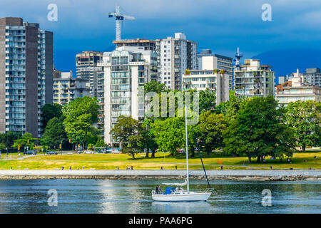 Segelboot English Bay Fraser River von Granville Bridge Vanier Park Vancouver British Columbia Kanada Pacific Northwest. Stockfoto