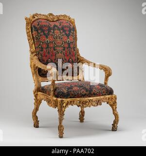 Sessel (fauteuil à la Reine). Kultur: Französisch, Paris. Abmessungen: H. 46-1/2 x W 28 x D 23-1/4-in. (118,1 x 71,1 x 59,1 cm). Datum: Ca. 1690-1710. In den neuesten Katalog der Möbel in Versailles, [1], wo zwei ähnliche Sessel à Châssis (mit Drop-in-Sitze) sind in die renovierte Schlafzimmer von Louis XIV, diese außergewöhnliche Stuhl Modell wurde beschrieben als "wahrscheinlich auf dem zweiten Viertel des 18. Jahrhunderts datiert werden." [2] Dieser Vorschlag zurückgeht, wurde basierend auf der Rückseite der Armlehne unterstützt" und "das Fehlen einer Bahre" zwischen die Beine.[3] Der Stuhl über Stockfoto