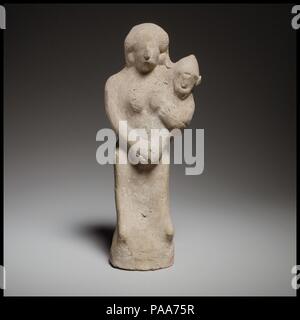 Sitzende weibliche Figur mit einem Baby. Kultur: Zypriotische. Abmessungen: H.7 7/16 in. (18,9 cm). Datum: Ca. 600-480 v. Chr.. Die Figur wurde von einem sehr abgenutzt Form gebildet; das Gesicht des Säuglings ist handgefertigt. Es ist solide, außer für den Dreschkorb. Museum: Metropolitan Museum of Art, New York, USA. Stockfoto