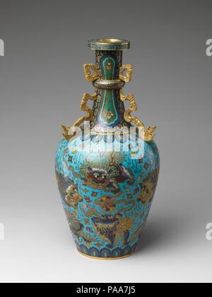 Vase. Kultur: China. Abmessungen: H.14 cm. (36.8 c); W. 7. (17,8 cm). Datum: 18. Der Löwe - wie Hunde tummeln sich auf der Oberfläche dieses Vase werden oft als fu Hunde im Westen bekannt. Fu oder fo ist das chinesische Wort für Buddha, und die Kreaturen waren wahrscheinlich so genannt, weil sie oft in Tempeln oder klösterlichen Verbindungen gefunden werden. Hier sind Sie unter verschiedenen Embleme von Glück gebracht, wie flaming Perlen, von denen einige auch von buddhistischen Symbolik ableiten. Museum: Metropolitan Museum of Art, New York, USA. Stockfoto