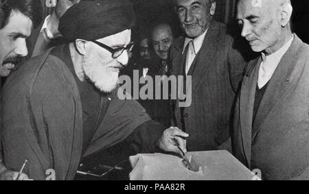 164 Mahmoud Taleghani wirft seine Stimme - iranische islamische Republik Referendum, März 1979 Stockfoto