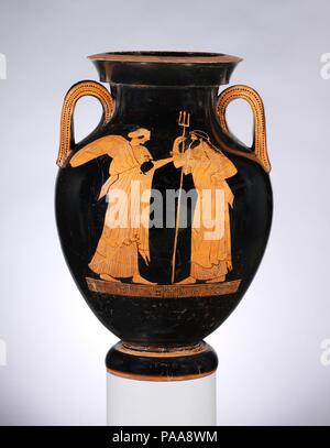 Terrakotta Amphore (jar). Kultur: Griechisch, Dachboden. Abmessungen: H. 19 7/16 in. (49,4 cm). Datum: Ca. 470-460 v. Chr.. Vorderseite, Dionysos und Satyr Rückwärts, Poseidon und Nike unter den Künstlern aktiv während der zweiten Hälfte des fünften Jahrhunderts v. Chr. Syrakus Maler war einer der letzten einer Amphora zu verzieren, eine Form, die in der Beliebtheit gesunken. Der Mund dieses Beispiel ist außergewöhnlich für seine leicht konvexe Oberfläche. Museum: Metropolitan Museum of Art, New York, USA. Stockfoto