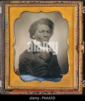 Frederick Douglass. Artist: Unbekannt (Amerikanischen). Abmessungen: 8,3 x 7 cm (3 1/4 x 2 3/4 in.). Datum: Ca. 1855. In Sklaverei geboren, Frederick Douglass (1817-1895) kam über seine Gefangenschaft im Jahre 1838 und wurde der überzeugendste Redner für die Sache der Abschaffung, unter anderen reformistischen verursacht. Neben der Gründung einer Zeitung und Penning drei Autobiographien, er zahllose Vorträge vor und während des Bürgerkriegs", donnerte gegen die Sklaverei", in den Worten von W.E.B. Du Bois. Eine der ersten kritischen Theoretiker der Fotografie, Douglass hat mehrere Vorträge zum Thema zwischen 1861 und 1865, Stockfoto