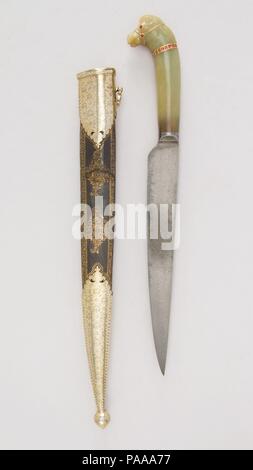 Messer mit Scheide. Kultur: Indisch, Mughal. Abmessungen: H. mit Scheide 15 9/16 in. (39,5 cm); H. ohne Scheide 13 15/16 in. (35,4 cm); W. 2. (5,1 cm); Wt. 8.8 oz. (249.5 g); Gew. der Ummantelung 6.7 oz. (189.9 g). Datum: 18. bis 19. Jahrhundert. Museum: Metropolitan Museum of Art, New York, USA. Stockfoto