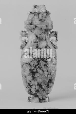 Überdachte Vase. Kultur: China. Abmessungen: H. 8 3/4 in. (22,2 cm); W. 3 1/4 in. (8,3 cm). Datum: 19. Museum: Metropolitan Museum of Art, New York, USA. Stockfoto