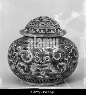 Überdachte Jar. Kultur: China. Abmessungen: H.2 1/4 in. (5,7 cm); Durchm. 2 1/4 in. (5,7 cm). Datum: Ende des 18. Jahrhunderts. Museum: Metropolitan Museum of Art, New York, USA. Stockfoto