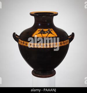 Terrakotta hydria: kalpis (jar). Kultur: Griechisch, Dachboden. Abmessungen: H. 13in. (33 cm). Datum: Ca. 510 v. Chr.. Auf der Schulter, zwei Krieger im Kampf die Form und die schwarz glänzende Glasur tragen entscheidend zur Eleganz und Kraft der hydria. Der Kampf auf der Schulter, vermutlich absichtlich anonym, ruft in einem heroischen Begegnung von den Epischen Zyklus von Gedichten über den Trojanischen Krieg, von denen nur der Ilias und der Odyssee überleben. Die palmette Ornament im Griff Zone stellt ein Motiv beliebt bei Rot - Abbildung vase - Maler der Generation modern mit Euphronios. Museum: Stockfoto