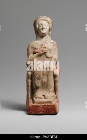 Terrakotta statuette einer sitzenden Frau. Kultur: Griechisch, wahrscheinlich im Dachgeschoss. Abmessungen: H.: 8 1/2 in. (21,6 cm). Termin: Anfang 5. Jahrhundert v. Chr.. Die Abbildung eine Göttin sein, weil sie sitzt. Sie scheint ein kleines Tier in der rechten Hand zu halten. Museum: Metropolitan Museum of Art, New York, USA. Stockfoto