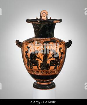 Terrakotta hydria (jar). Kultur: Griechisch, Dachboden. Abmessungen: H. 21 5/16 in. (54,1 cm) Durchmesser der Öffnung 9 3/4 in. (24,8 cm) Durchmesser Fuß 6 7/16 in. (16,3 cm). Datum: Ca. 510 v. Chr.. Auf dem Körper, Achilles und Ajax spielen brettspiel bei Troy auf der Schulter, Wagen, die die Szene auf dem Körper zeigt eines der beliebtesten Themen in der griechischen Kunst, vor allem Vase - Malerei, zwischen ca. 540 und 480 v. Chr. Über 150 Vorkommen bekannt sind. Bemerkenswert ist, dass die ursprüngliche Zusammensetzung überlebt auf einer Amphora in die Vatikanischen Museen. Der Künstler wurde Exekias, der Töpfer und Maler, dessen Arbeiten vertre Stockfoto