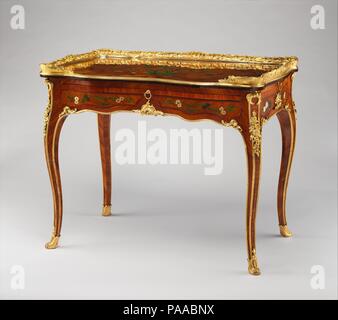 Schreiben Tabelle (Tabelle à écrire). Kultur: Französisch, Paris. Abmessungen: H. 30-3/4 x W. 38x D. 22-5/8-in. (78,1 x 96,5 x 57,5 cm). Schöpfer: Bernard II van Risenburgh (Ca. 1696-ca. 1767). Datum: Ca. 1755. Schreiben war eine viel geübte Tätigkeit im achtzehnten Jahrhundert in Europa. Horace Walpole, ein reicher Korrespondent selbst, berichtete am 12. September 1775, zu seiner Freundin Anne Liddell", gibt es hier bekannt, [Paris] Personen, die vier Mal am Tag schrieb, und ich ein Paar erklärte, die werden immer zusammen, und der Liebhaber, die gerne schreiben, er einen Bildschirm zwischen Ihnen, Stockfoto