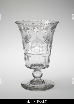 Sellerie Vase. Kultur: American. Abmessungen: H.7 11/16 in. (19,5 cm); Durchm. 5 1/4 in. (13,3 cm). Teekocher: Eventuell Bakewell, Seite&Bakewell (1808-1882) oder; Bakewell, Seite&Bakewells (1827-1832). Datum: 1820-30. Der Schnitt Dekoration auf diese Vase und am nahe gelegenen Dekanter und Kompott ist eine Variation von der Erdbeere Diamant-und-Ventilator Muster, die beliebteste Cut-glass Pattern in den Vereinigten Staaten im frühen neunzehnten Jahrhundert. Alle diese Stücke der Reich cut Geschirr des anglo-irischen Tradition emulieren. Museum: Metropolitan Museum of Art, New York, USA. Stockfoto