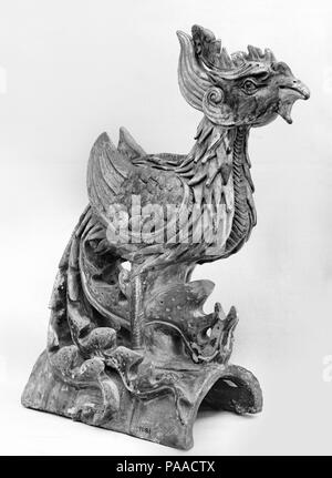 Dachziegel. Kultur: China. Abmessungen: H.15 cm. (39,1 cm); W. 12 1/4 in. (31,1 cm); D.6 1/4 in. (15,9 cm). Museum: Metropolitan Museum of Art, New York, USA. Stockfoto