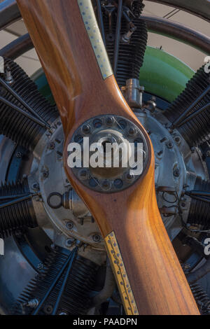 Eine alte oder Oldtimer Doppeldecker Flugzeug propellor hautnah. Stockfoto