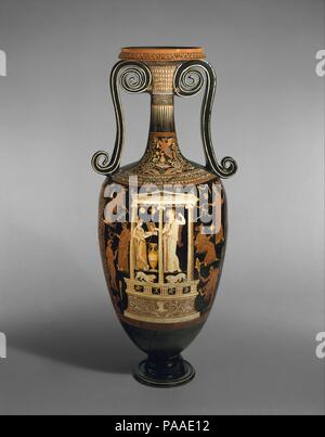 Terrakotta loutrophoros (zeremonielle Vase für Wasser). Kultur: Griechisch, Italienisch, Apulien. Maße: 34 cm. (88,3 cm). Datum: 3. Quartal des 4. Jh. v. Chr.. Auf dem Körper, Vorderseite, Frau mit Telefonzentrale in naiskos (Schrein), die von Jugendlichen und Frauen flankiert Rückwärts, Frau in naiskos flankiert von Jugendlichen und Frauen, die auf der Schulter, Vorderseite, Eros mit alabastron und Spiegel innerhalb Laub Rückwärts, Kopf einer Frau im Laub Dieses imposante und sehr schön ausgeführt, Vase, gemeinsam mit seinem Gegenstück hier ausgestellt, ist von besonderem Interesse für die architektonische Struktur auf der Vorderseite. Ein Stockfoto